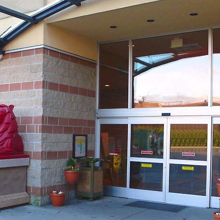 Red Lion Inn And Suites Victoria Saanich Exterior photo