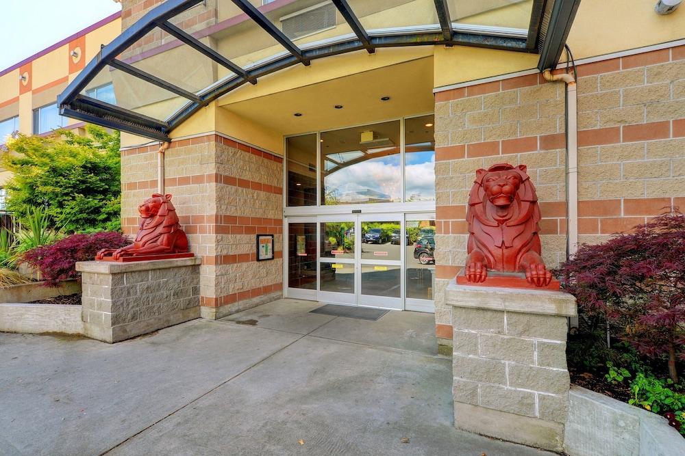 Red Lion Inn And Suites Victoria Saanich Exterior photo