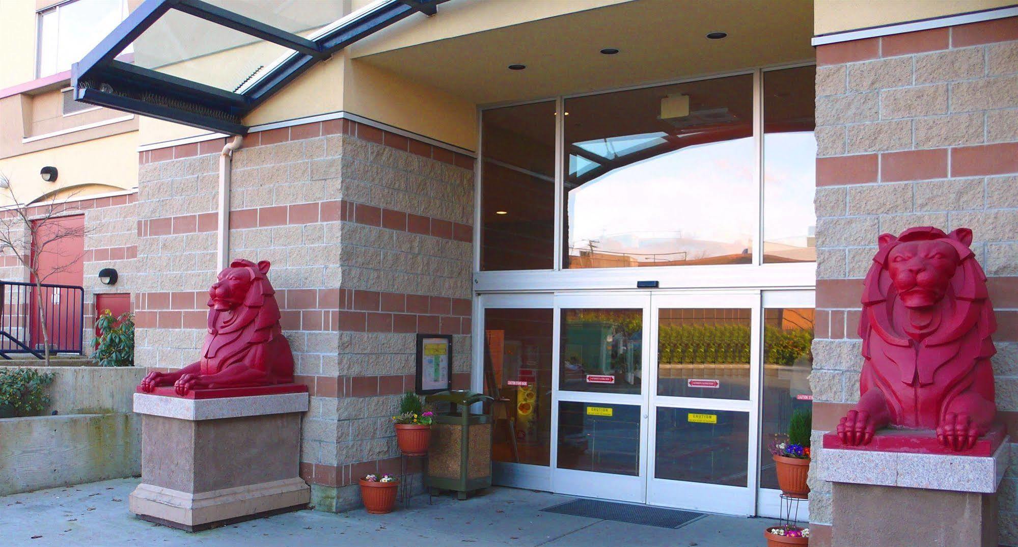 Red Lion Inn And Suites Victoria Saanich Exterior photo