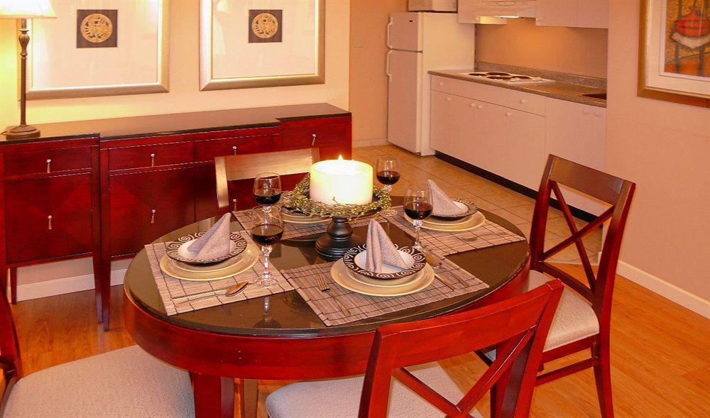 Red Lion Inn And Suites Victoria Saanich Restaurant photo
